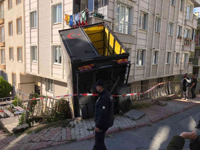 Sancaktepe’de Freni Boşalan Kamyonet İşçilerle Birlikte Bina Bahçesine Uçtu