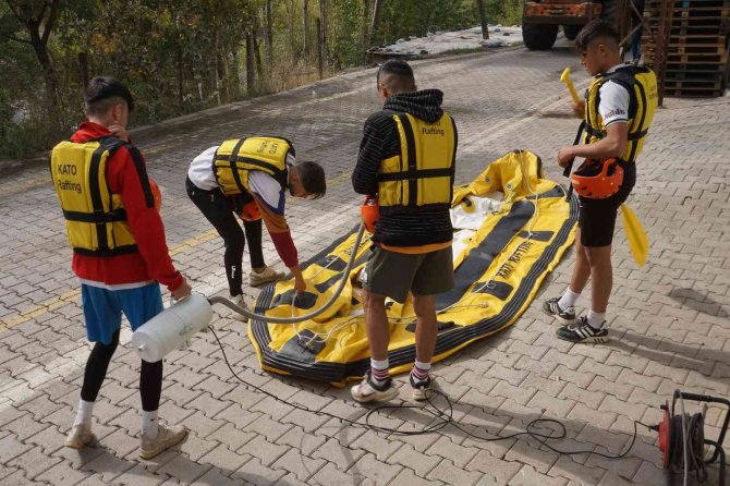 Şırnak’ta Cumhuriyet Bayramı Rafting İle Kutlandı