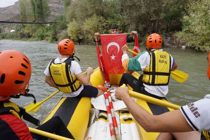 Şırnak’ta Cumhuriyet Bayramı Rafting İle Kutlandı