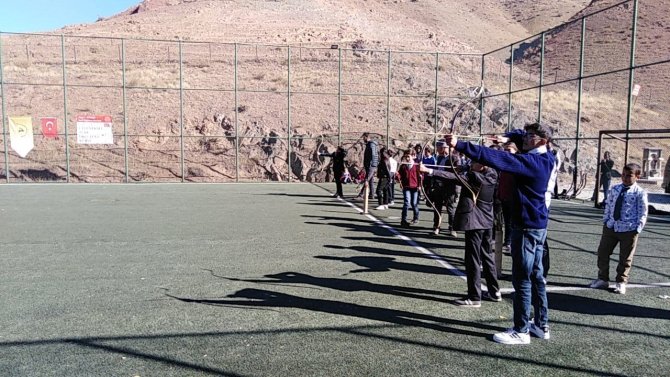 Çocuklara Geleneksel Türk Okçuluğu Kursu Veriliyor