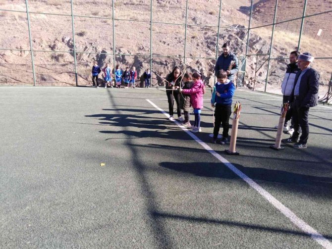 Çocuklara Geleneksel Türk Okçuluğu Kursu Veriliyor