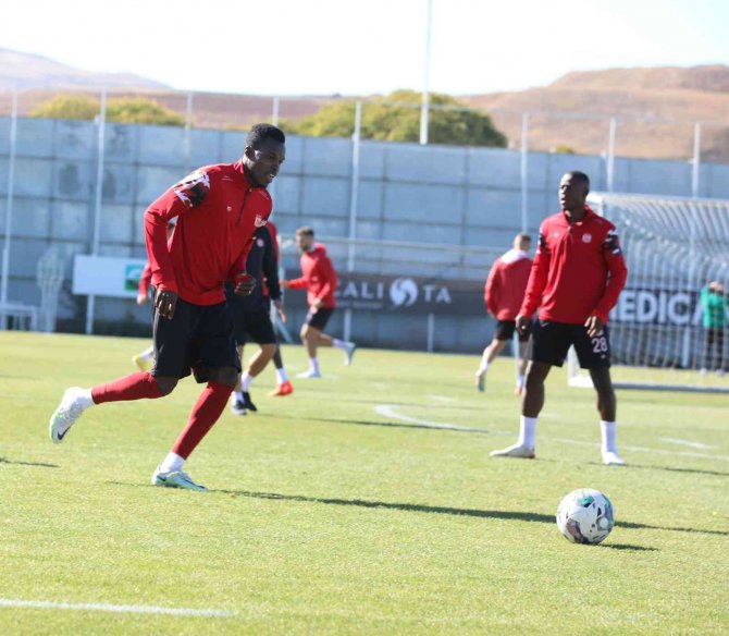 Sivasspor, Antalyaspor Maçına 3 Puan Parolasıyla Hazırlanıyor