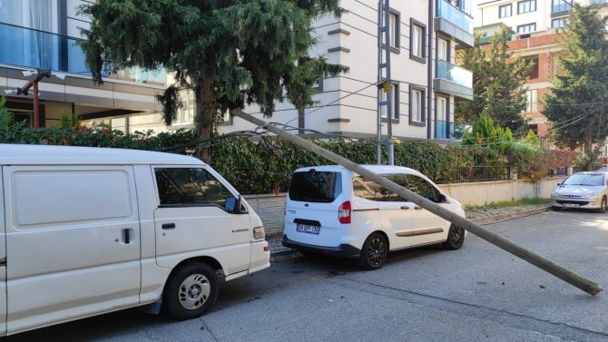 Sultanbeyli’de Tüp Yüklü Kamyonun Çarptığı Direk Park Halindeki Otomobilin Üzerine Devrildi