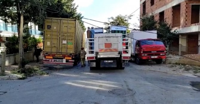 Sultanbeyli’de Tüp Yüklü Kamyonun Çarptığı Direk Park Halindeki Otomobilin Üzerine Devrildi