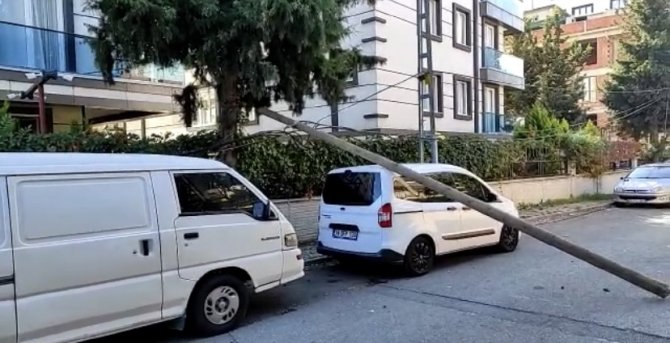 Sultanbeyli’de Tüp Yüklü Kamyonun Çarptığı Direk Park Halindeki Otomobilin Üzerine Devrildi