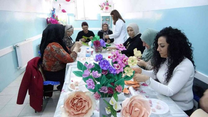 Çiçekçilik Kursu Onlara Terapi Gibi Geliyor