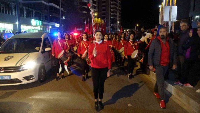 Cumhuriyet Kutlamaları Helikopter Şov Ve Fener Alayı İle Sona Erdi