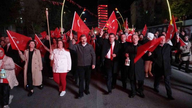 Cumhuriyet Kutlamaları Helikopter Şov Ve Fener Alayı İle Sona Erdi