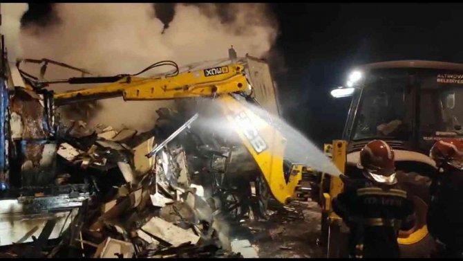 Osman Gazi Köprüsü Gişelerinde Mobilya Yüklü Tır Alevlere Teslim Oldu