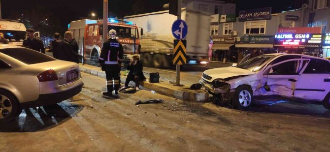 Yalova İki Otomobil Çarpıştı: 4 Yaralı