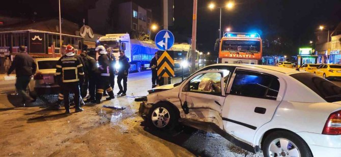 Yalova İki Otomobil Çarpıştı: 4 Yaralı