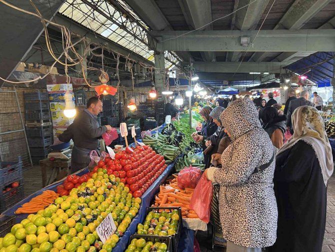 Kışlık Meyveler Pazara İnmeye Başladı