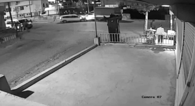 Acemi Sürücü Aileye Çarptı, O Anlar Kameraya Yansıdı