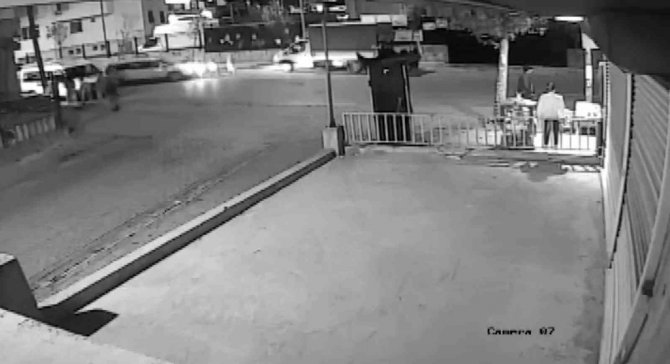 Acemi Sürücü Aileye Çarptı, O Anlar Kameraya Yansıdı