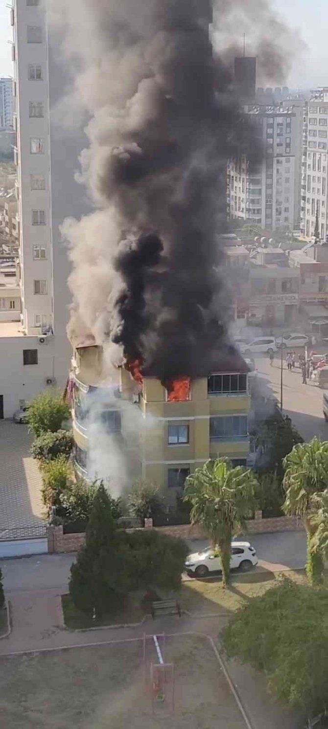 Adana’da Apartman Dairesi Alevlere Teslim Oldu