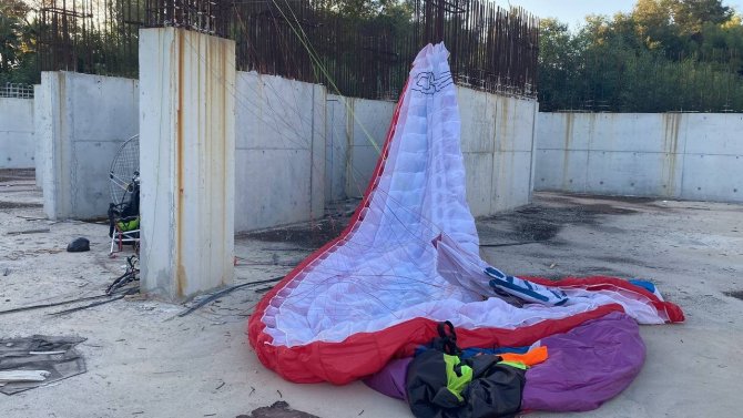 Paramotor İle İnşaat Alanına Düsen Polis Memuru Ve Kızı Ölümden Döndü