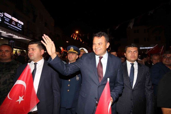 Kaş’ta Cumhuriyet Bayramı Nedeniyle Fener Alayı Ve Konser Düzenlendi