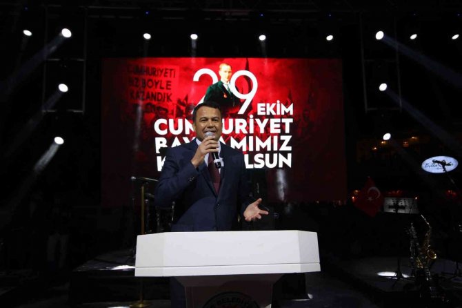 Kaş’ta Cumhuriyet Bayramı Nedeniyle Fener Alayı Ve Konser Düzenlendi