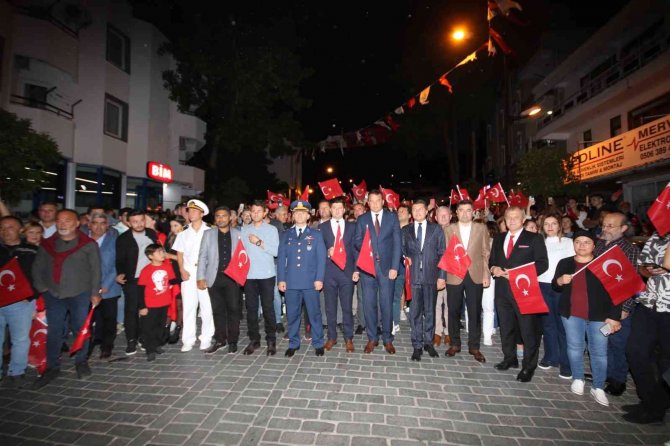Kaş’ta Cumhuriyet Bayramı Nedeniyle Fener Alayı Ve Konser Düzenlendi