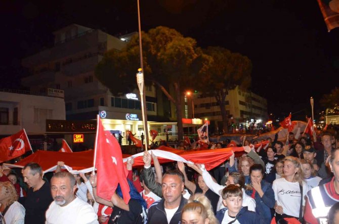 Didim’de 29 Ekim Coşkusu Fener Alayı Ve Konserle Kutlandı