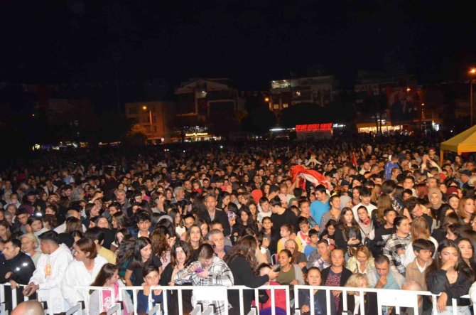 Didim’de 29 Ekim Coşkusu Fener Alayı Ve Konserle Kutlandı