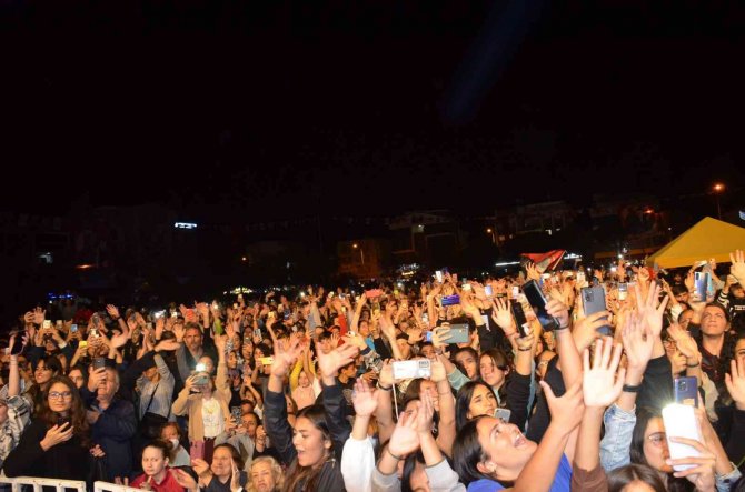 Didim’de 29 Ekim Coşkusu Fener Alayı Ve Konserle Kutlandı