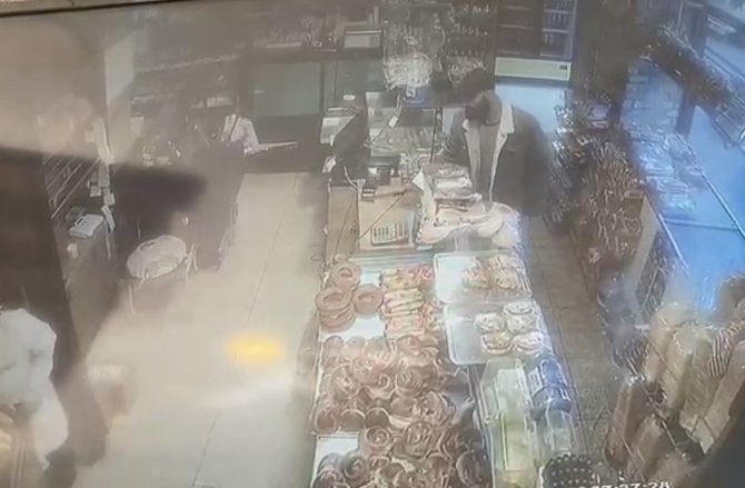 Fırında Bıçaklı Gasp Kamerada: Kadını Korkutup Kasadan Para Çaldı