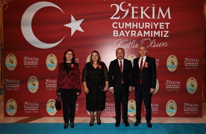 Atatürk’ün Temsili Zeybek Oyunu Geceye Damgasını Vurdu