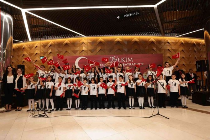 Atatürk’ün Temsili Zeybek Oyunu Geceye Damgasını Vurdu