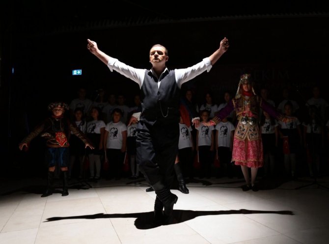 Atatürk’ün Temsili Zeybek Oyunu Geceye Damgasını Vurdu