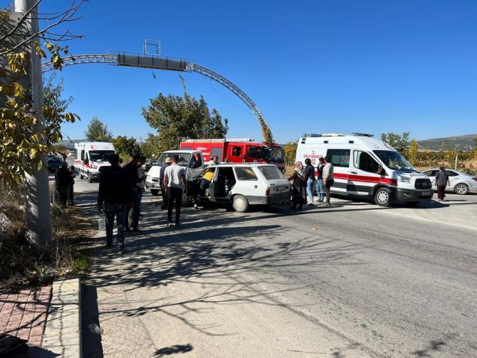 Kamyonetle Otomobil Kafa Kafaya Çarpıştı; 1 Ölü 3 Yaralı