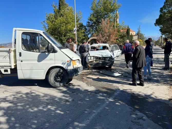 Kamyonetle Otomobil Kafa Kafaya Çarpıştı; 1 Ölü 3 Yaralı