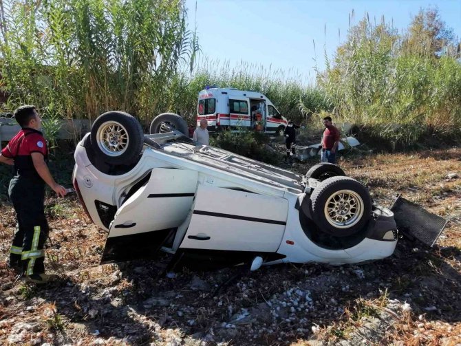 Takla Atan Otomobil Tarlaya Uçtu: 2 Yaralı