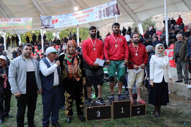 Erzurum’da ‘Uzundere Karakucak Güreşleri’ Nefes Kesti