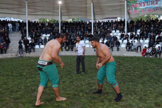Erzurum’da ‘Uzundere Karakucak Güreşleri’ Nefes Kesti