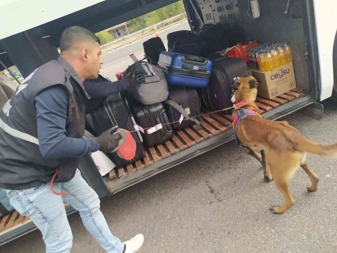 Eskişehir’de Jandarmanın Huzur Uygulamasında 2 Bin 64 Şahıs Sorgulandı
