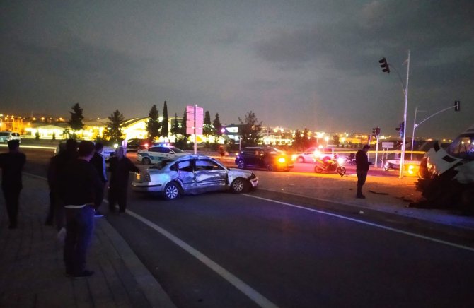 Gaziantep’te İşçi Servisi İle Otomobil Çarpıştı: 1 Ölü, 15 Yaralı