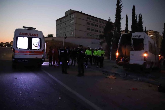 Gaziantep’te İşçi Servisi İle Otomobil Çarpıştı: 1 Ölü, 15 Yaralı