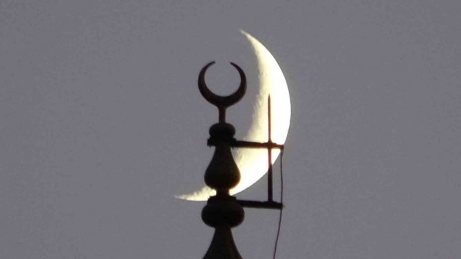 Yüksekova’da Hilal Güzelliği