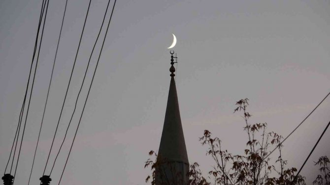 Yüksekova’da Hilal Güzelliği