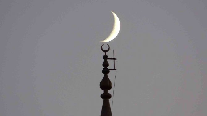 Yüksekova’da Hilal Güzelliği