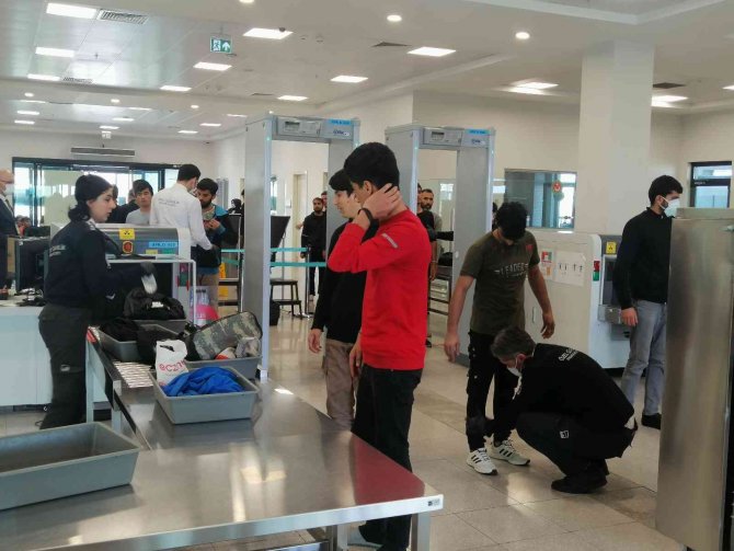 Afgan Göçmenler İ̇stanbul Havalimanı’ndan Ülkelerine Gönderildi