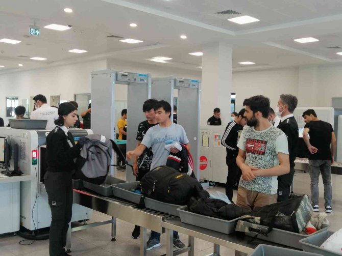 Afgan Göçmenler İ̇stanbul Havalimanı’ndan Ülkelerine Gönderildi