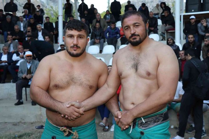 Erzurum’da ‘Uzundere Karakucak Güreşleri’ Nefes Kesti