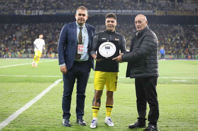 İ̇stanbulspor İle 100. Maçına Çıkan Oğuzhan Berber’e Plaket Verildi
