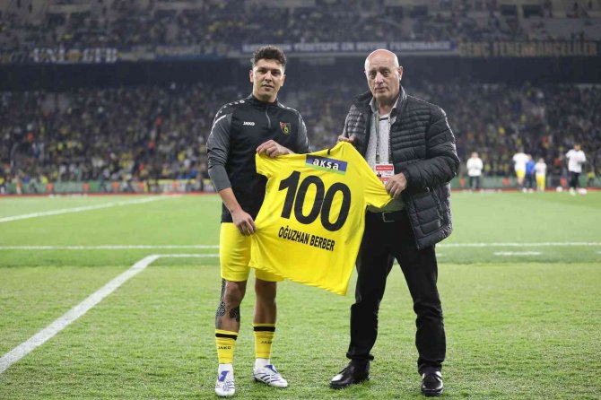 İ̇stanbulspor İle 100. Maçına Çıkan Oğuzhan Berber’e Plaket Verildi