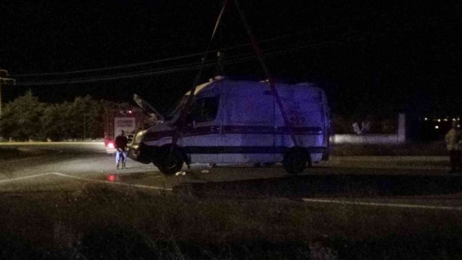 Silivri’de Ambulans Yan Yattı, 3 Sağlık Personeli Ölümden Döndü
