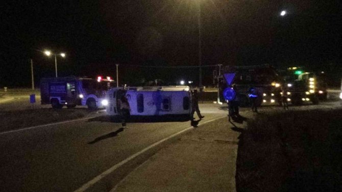 Silivri’de Ambulans Yan Yattı, 3 Sağlık Personeli Ölümden Döndü