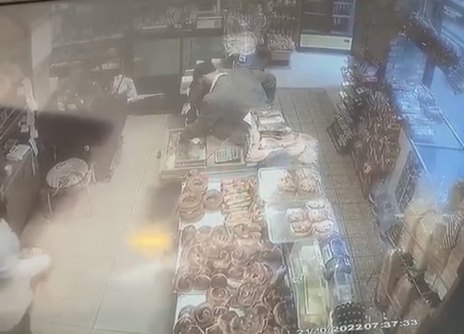Fırında Bıçaklı Gasp Kamerada: Kadını Korkutup Kasadan Para Çaldı