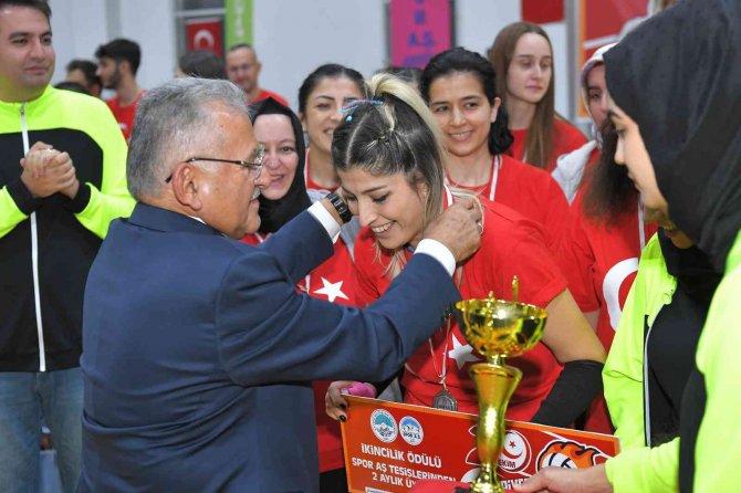 Büyükkılıç, Sporcuların Cumhuriyet Coşkusuna Ortak Oldu